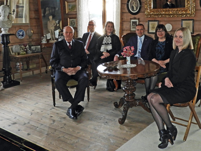 Gjestene fikk både omvisning og en liten konsert på Troldhaugen. Foto: Sven Gj. Gjeruldsen, Det kongelige hoff.